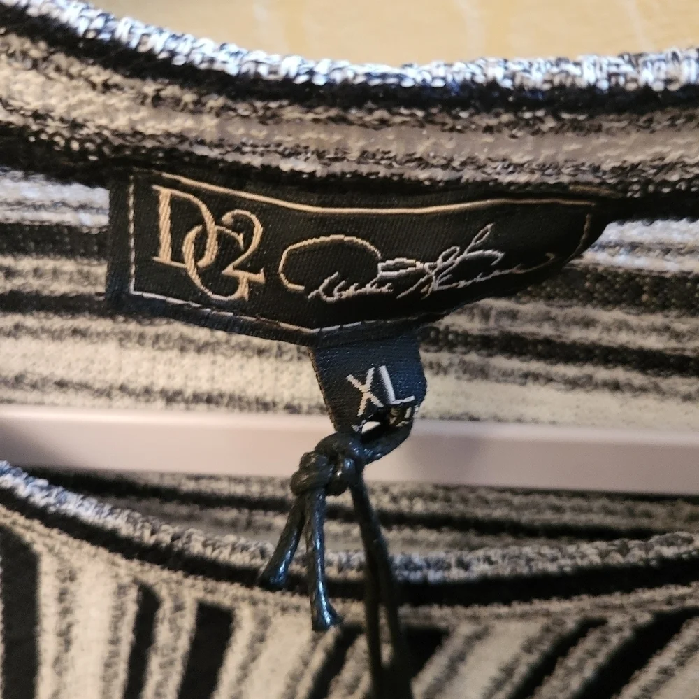 DG2 black and white asymmetrical stripped blouse XL NWT - Picture 10 of 10